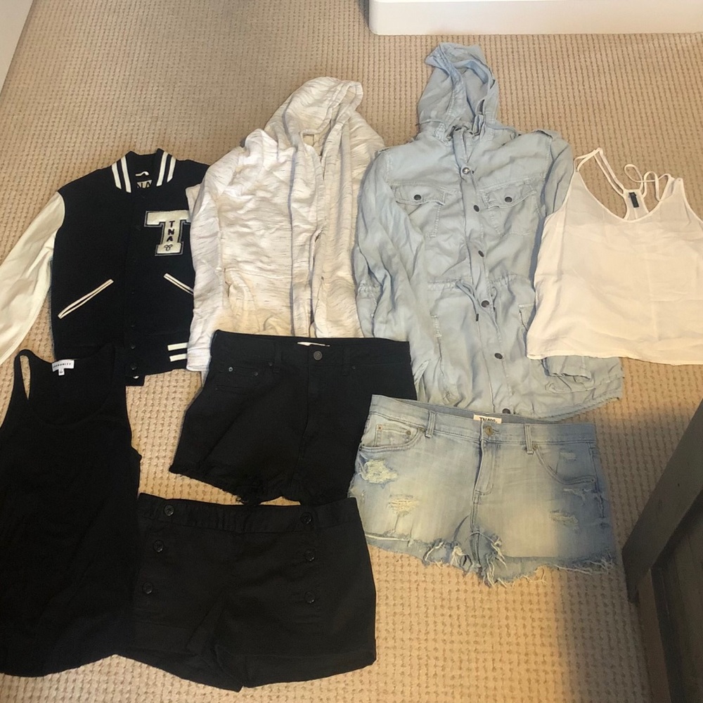 Bundle of 8 Aritzia Items